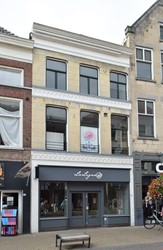 <p>Het huidige pand Oudestraat 36 is zeer waarschijnlijk tot stand gekomen na nieuwbouw in de late 19e eeuw. De voorgevel werd voorzien van blokbepleistering en kreeg boven de begane grond en verdieping een neogotisch fries. </p>
